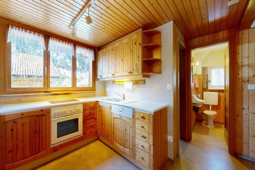 cuisine avec plans de travail, light countertops, four, light floor, et étagères ouvertes