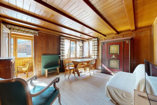 wohn- / esszimmer mit wood wall, holzwand, inside community, fernseher, und kühler