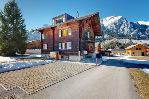 façade avec vue sur la montagne, mountain view, snow, perron, et day time