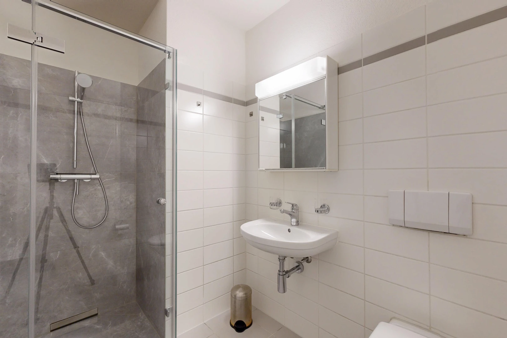 salle de bains avec miroir, douche, salle de bain complète, tile wall, et mur en carrelage