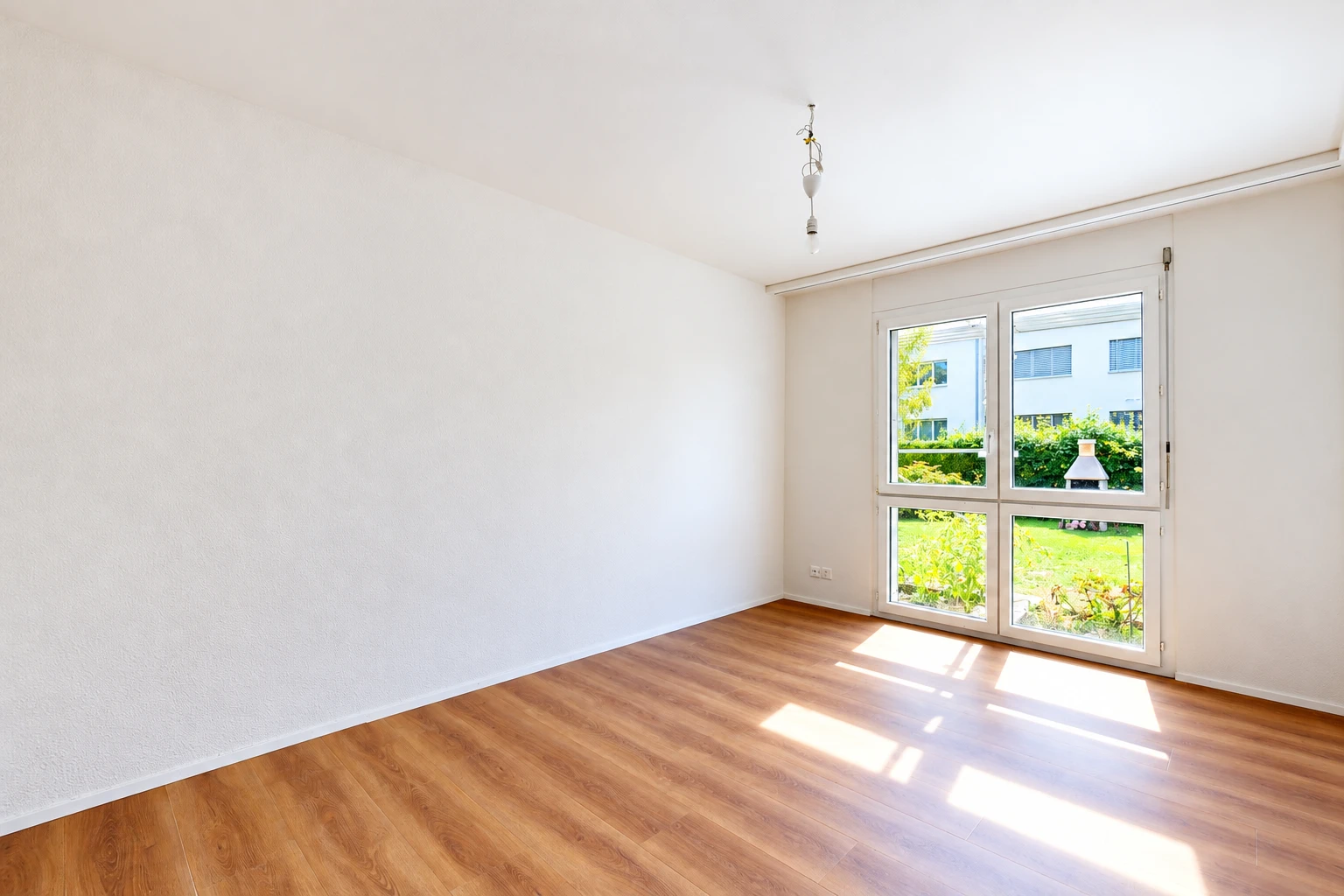 pièce vide avec drywall, cloison sèche, wood finish floor, sol en finition bois, et inside property