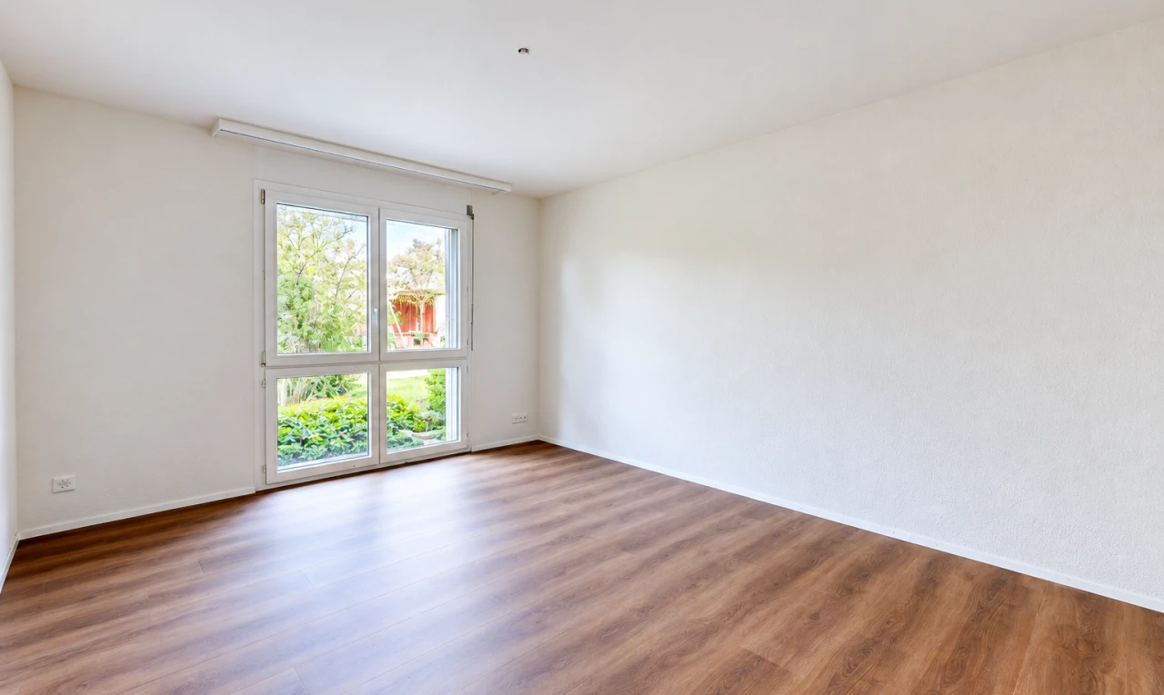 pièce vide avec wood finish floor, sol en finition bois, drywall, cloison sèche, et inside property