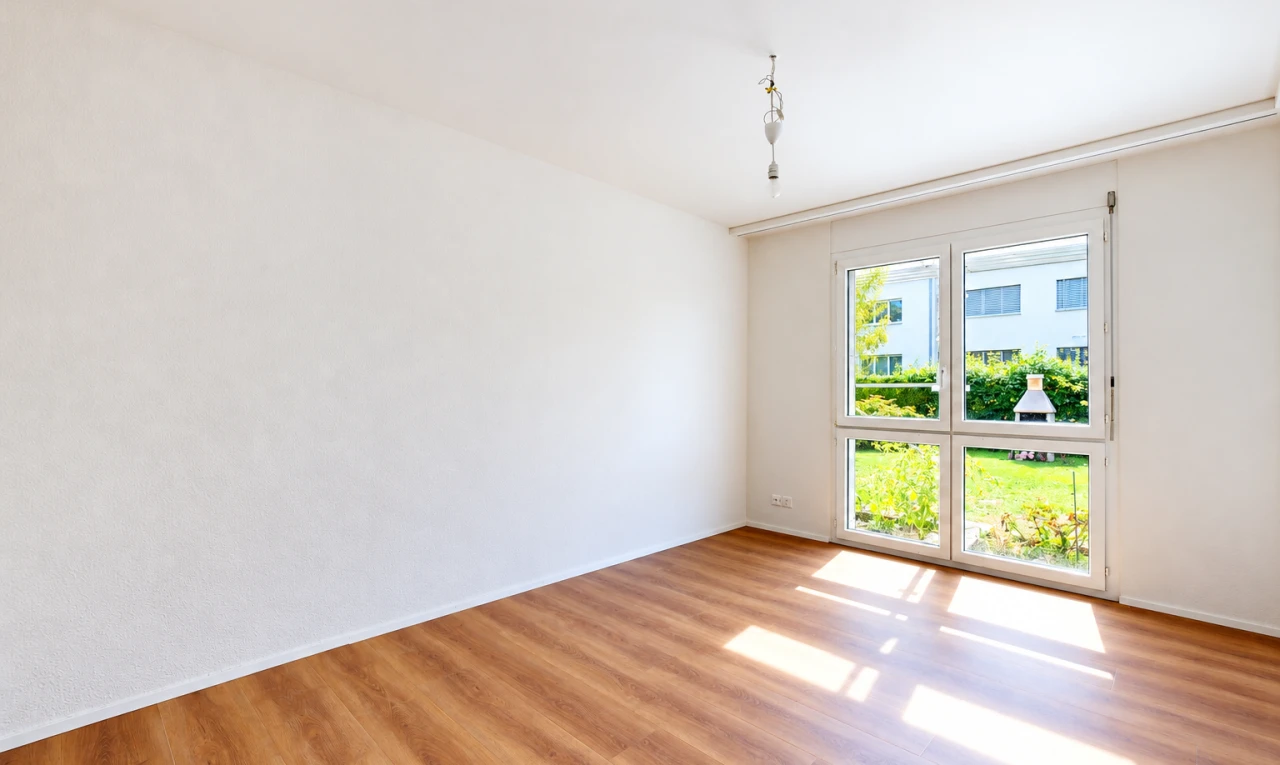 pièce vide avec drywall, cloison sèche, wood finish floor, sol en finition bois, et inside property