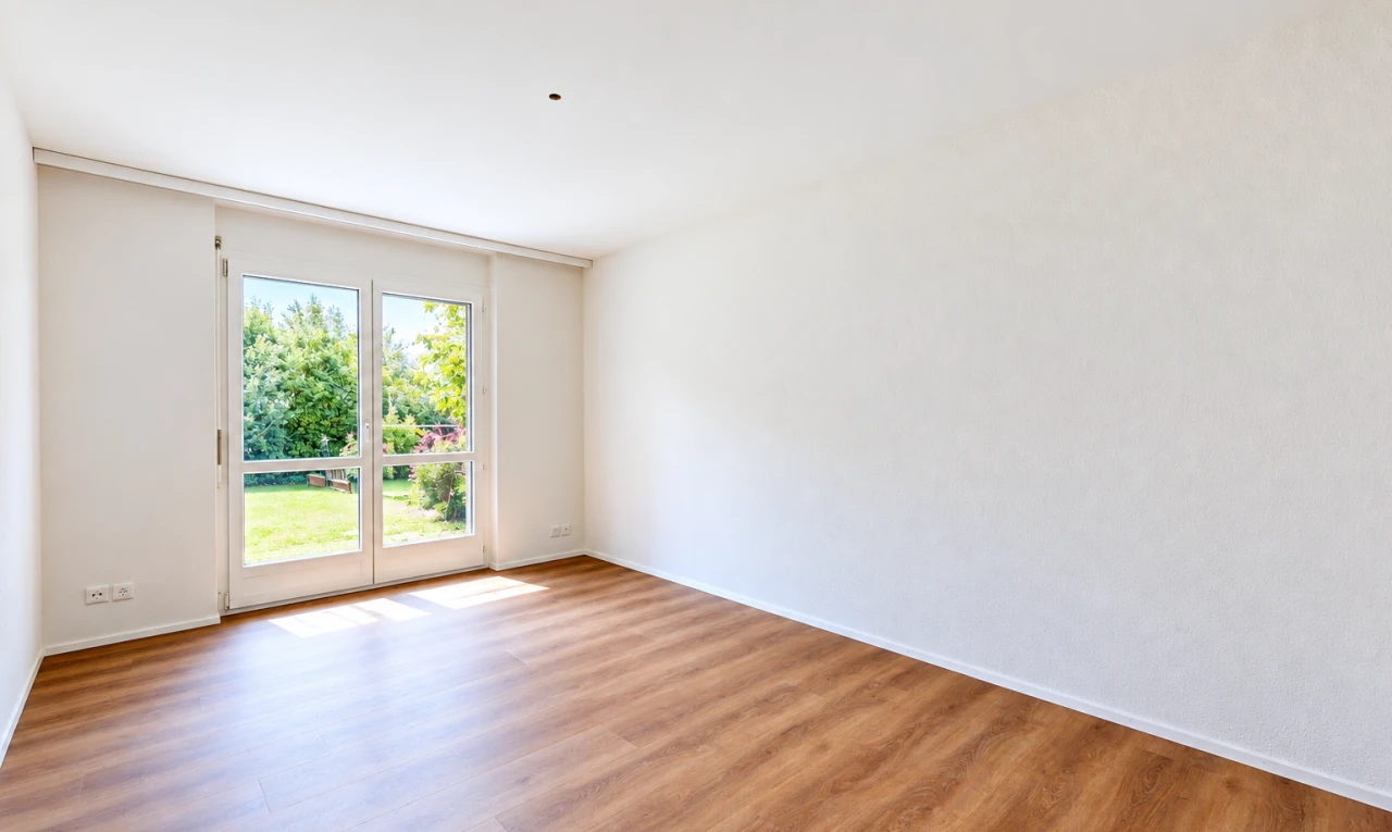 pièce vide avec accès à l'extérieur, cloison sèche, drywall, sol en finition bois, et wood finish floor