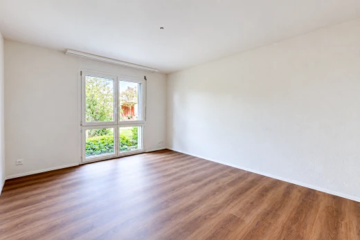 pièce vide avec wood finish floor, sol en finition bois, drywall, cloison sèche, et inside property