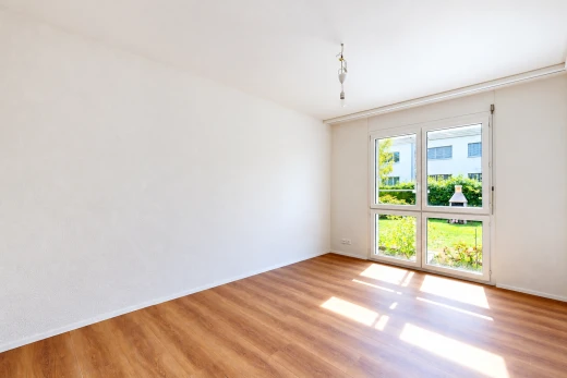 pièce vide avec drywall, cloison sèche, wood finish floor, sol en finition bois, et inside property