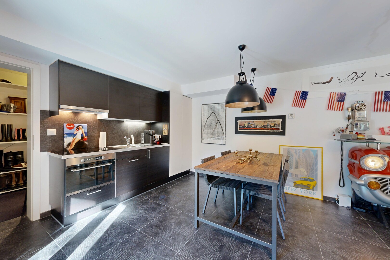 salle à manger avec cloison sèche, drywall, inside property, backsplash, et évier