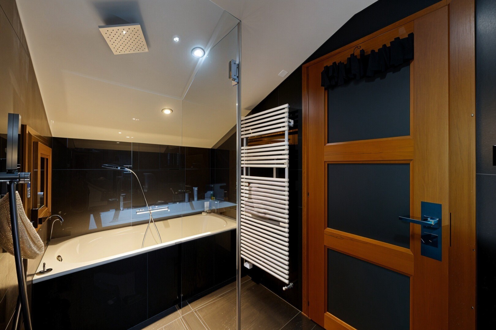 salle de bains avec chauffe-serviettes, éclairage encastré, recessed lighting, salle de bain complète, et radiateur
