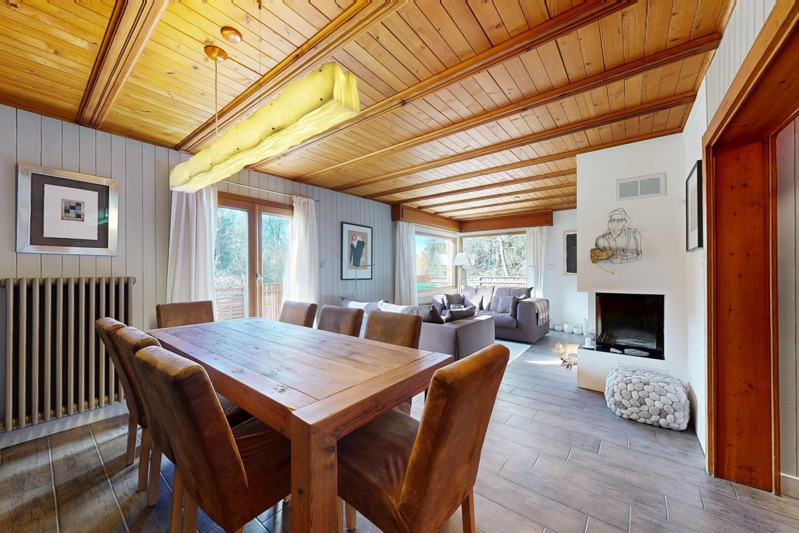 salle à manger avec plafond à poutres, beamed ceiling, lumière naturelle, natural light, et plafond en bois