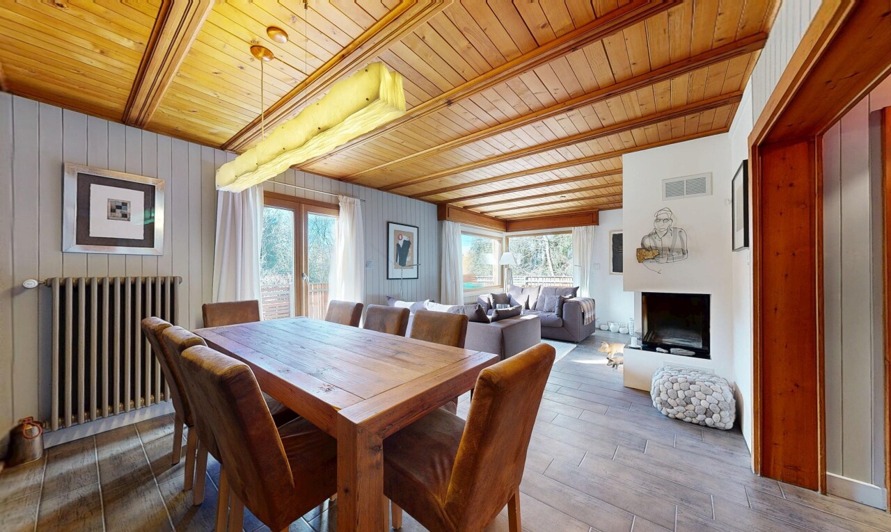 salle à manger avec plafond à poutres, beamed ceiling, lumière naturelle, natural light, et plafond en bois