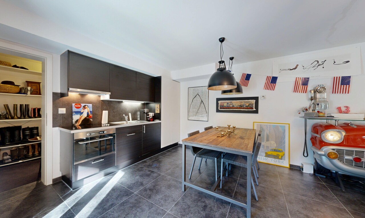salle à manger avec cloison sèche, drywall, inside property, backsplash, et évier