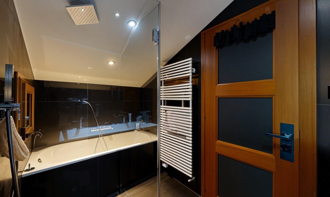 salle de bains avec chauffe-serviettes, éclairage encastré, recessed lighting, salle de bain complète, et radiateur