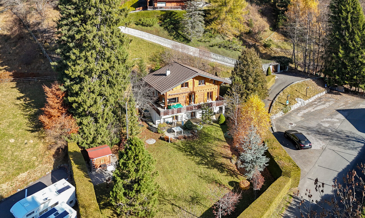 façade avec property visible et pelouse