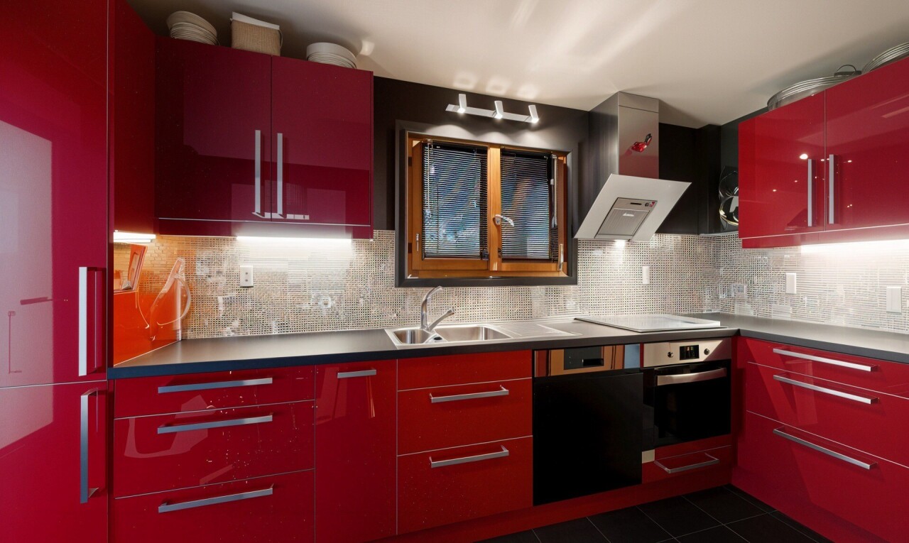 cuisine avec armoires rouges, armoires à panneau plat, dosseret, backsplash, et tile floor