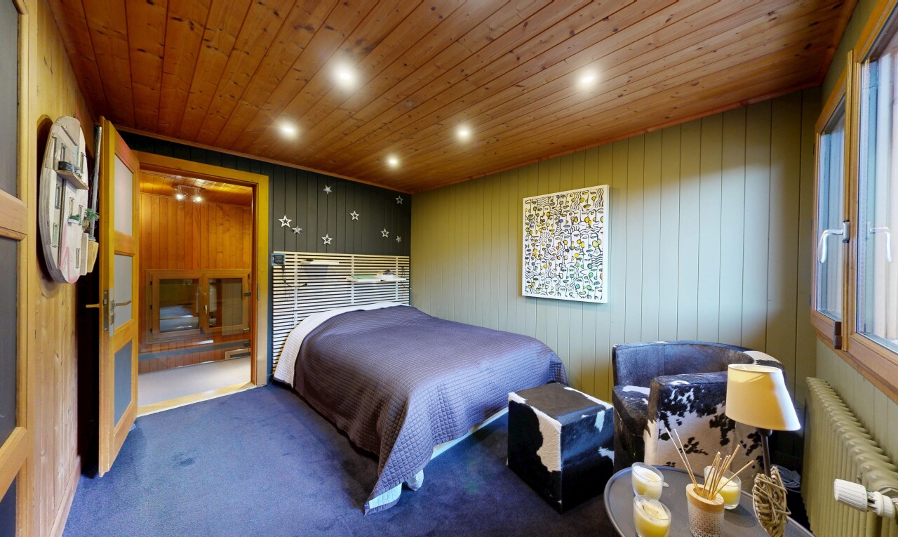 chambre avec plafond en bois, wood ceiling, mur en bois, wood wall, et radiateur