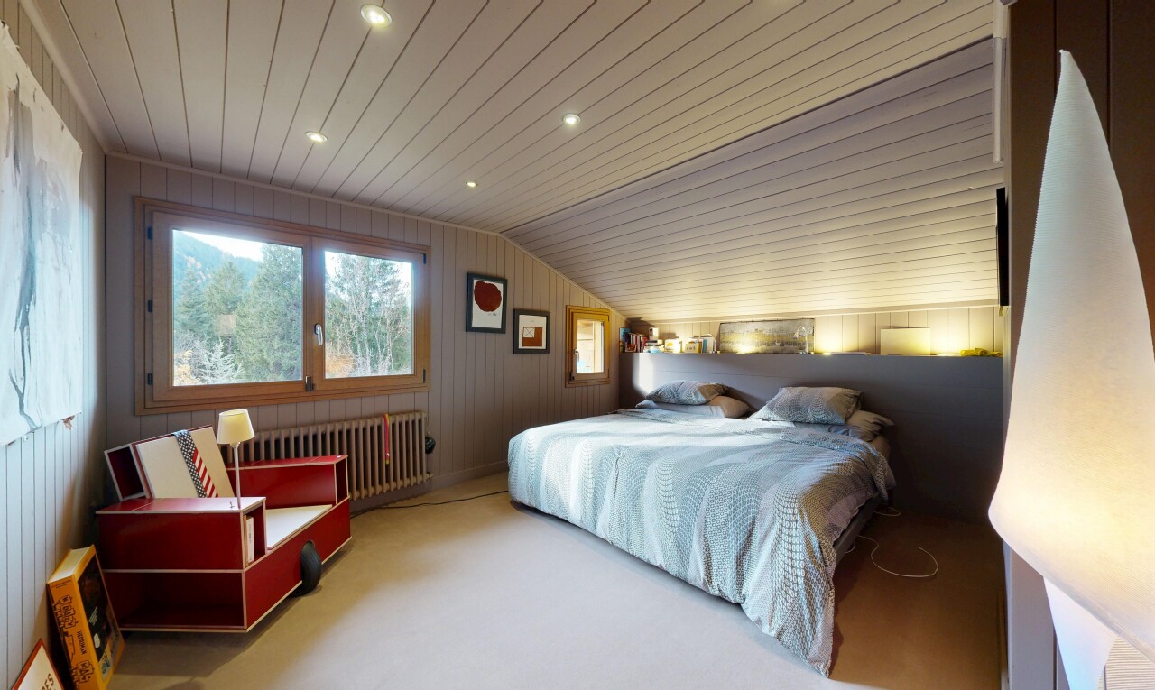 chambre avec radiateur, plafond voûté, vaulted ceiling, lumière naturelle, et natural light