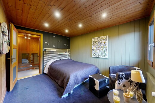chambre avec plafond en bois, wood ceiling, mur en bois, wood wall, et radiateur