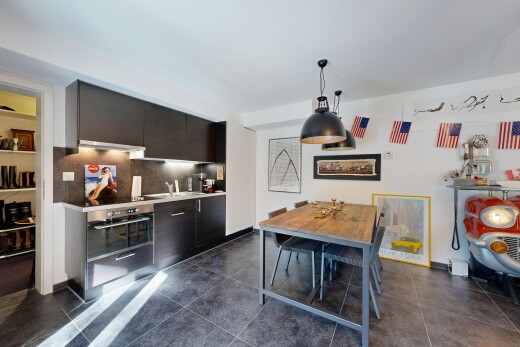 salle à manger avec cloison sèche, drywall, inside property, backsplash, et évier