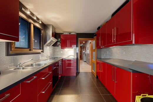 cuisine avec armoires rouges, dosseret, backsplash, tile floor, et inside property