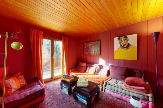 salon avec plafond en bois, wood ceiling, moquette, carpet, et mur en bois