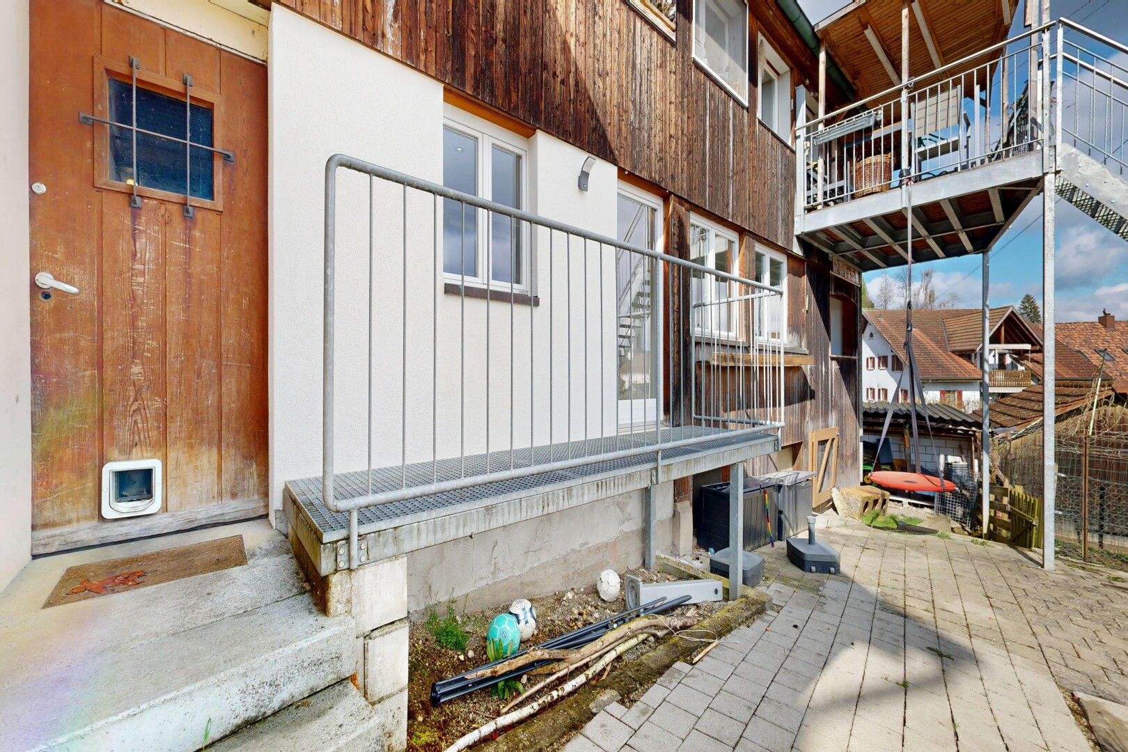 außenansicht mit blick auf wohnanlage, apartment complex view, from community, und day time