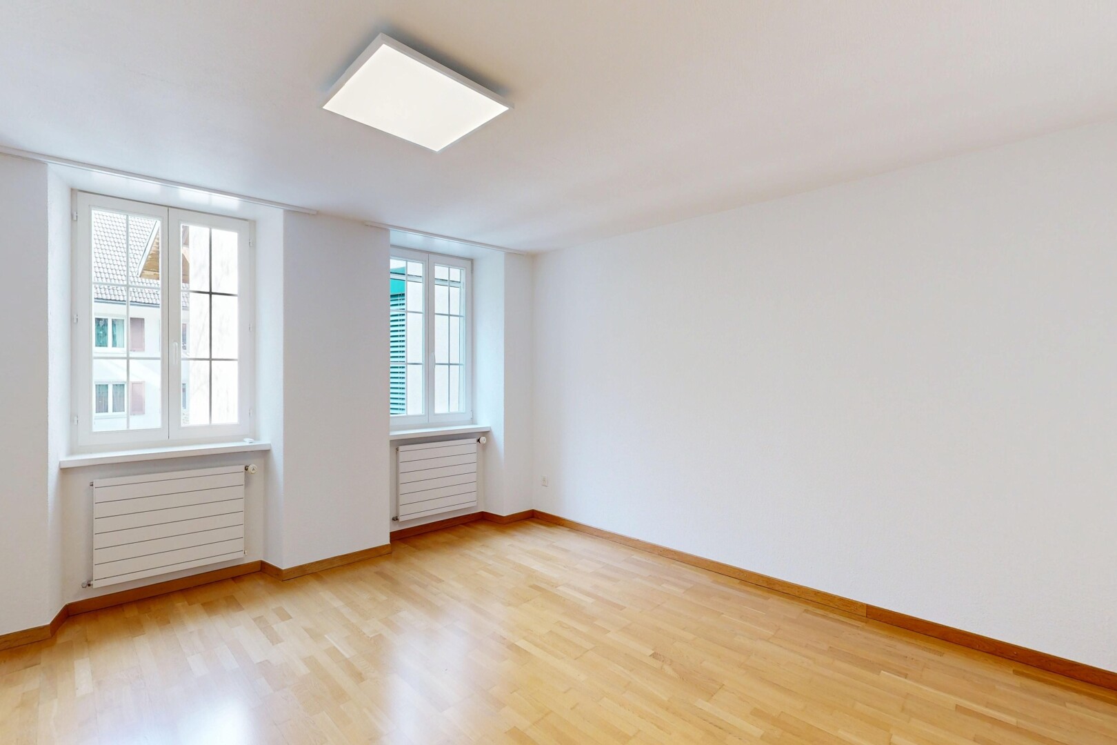leerer raum mit kühler, holzfußboden, wood finish floor, gipskartonwand, und drywall