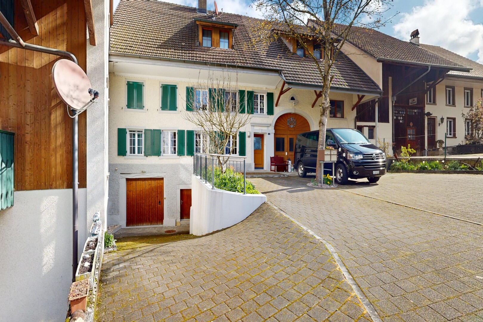 außenansicht mit day time, auffahrt, und stuckverkleidung
