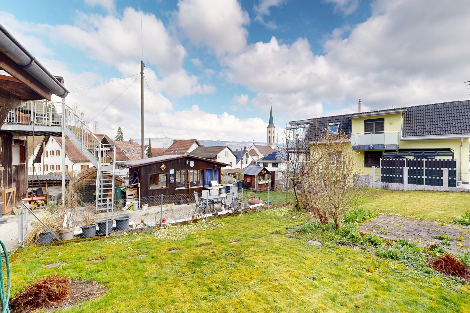 außenansicht mit rasen, day time, residential view, wohngebietblick, und deck