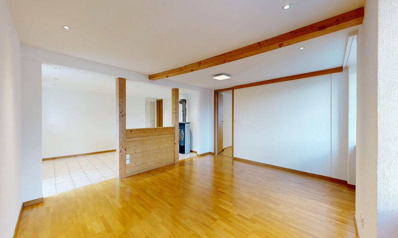 leerer raum mit inside property, holzfußboden, wood finish floor, gipskartonwand, und drywall