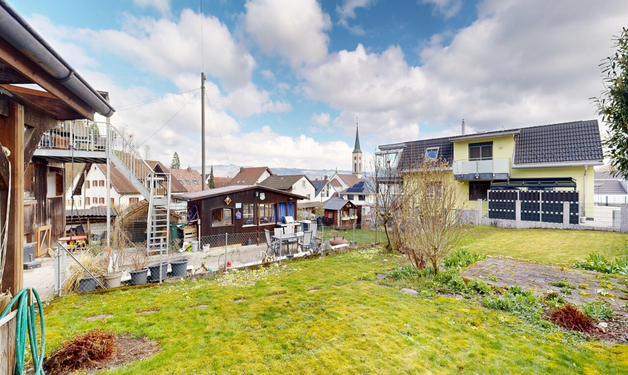 außenansicht mit rasen, day time, residential view, wohngebietblick, und deck