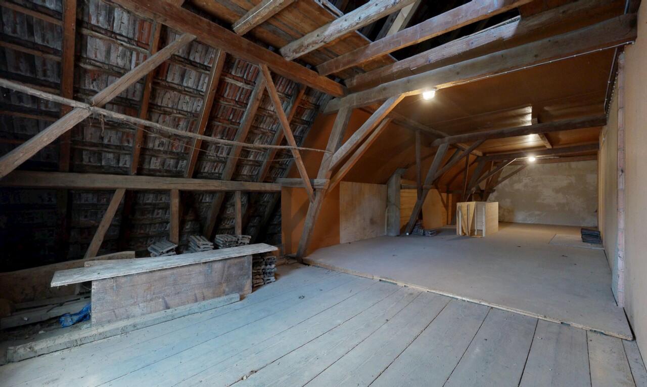 innenraum mit dachschräge, vaulted ceiling, inside property, niedrige decke, und low ceiling