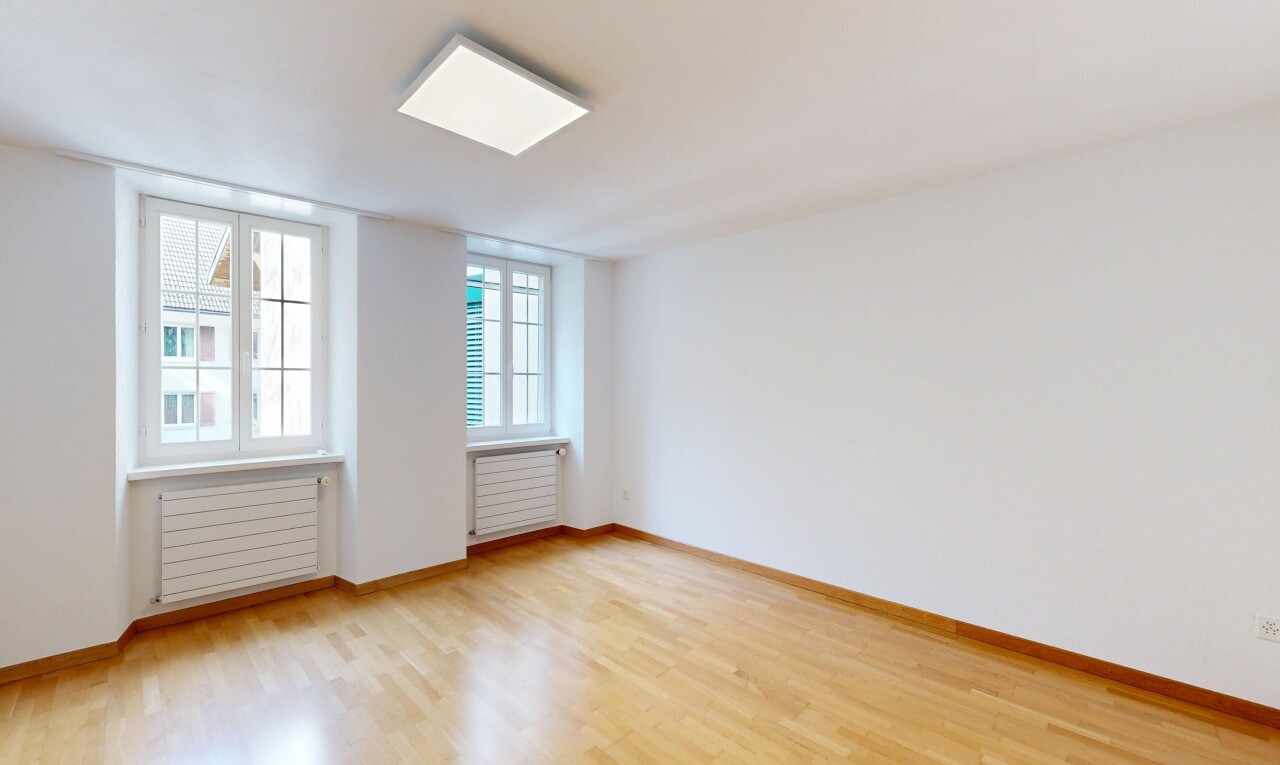 leerer raum mit kühler, holzfußboden, wood finish floor, gipskartonwand, und drywall