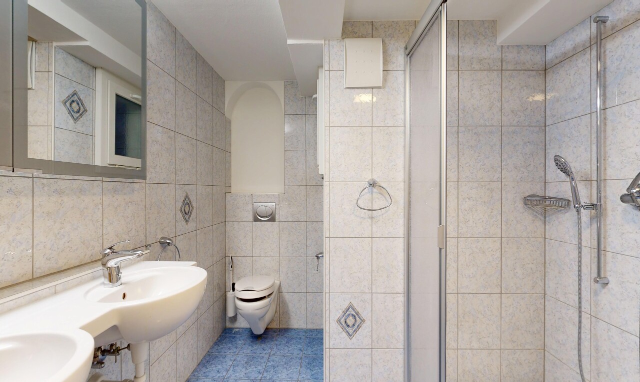 bad mit komplettes badezimmer, fliesenwand, tile wall, dusche, und spiegel