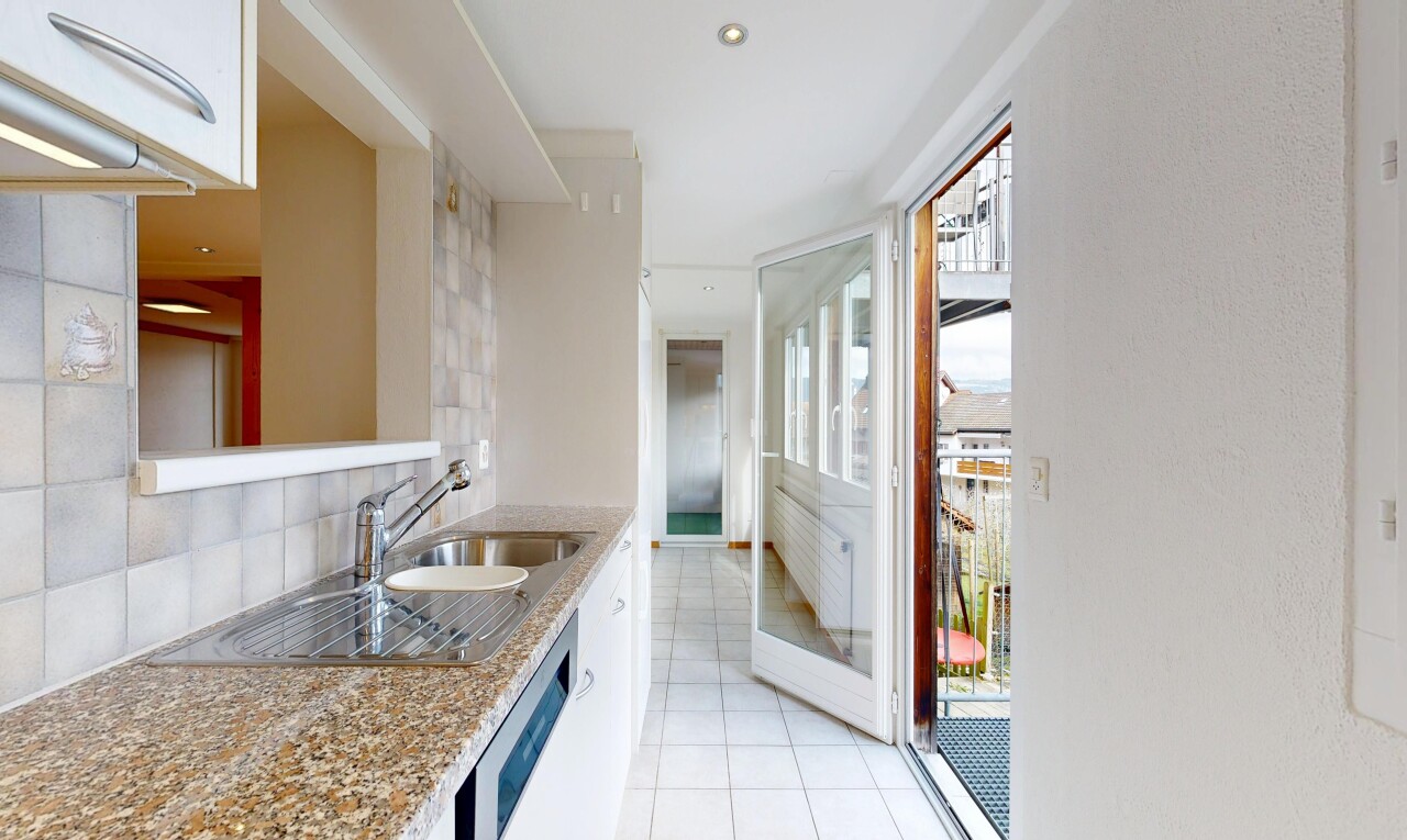 küche mit light floor, light countertops, durchreichefenster, pass through window, und natürliches licht