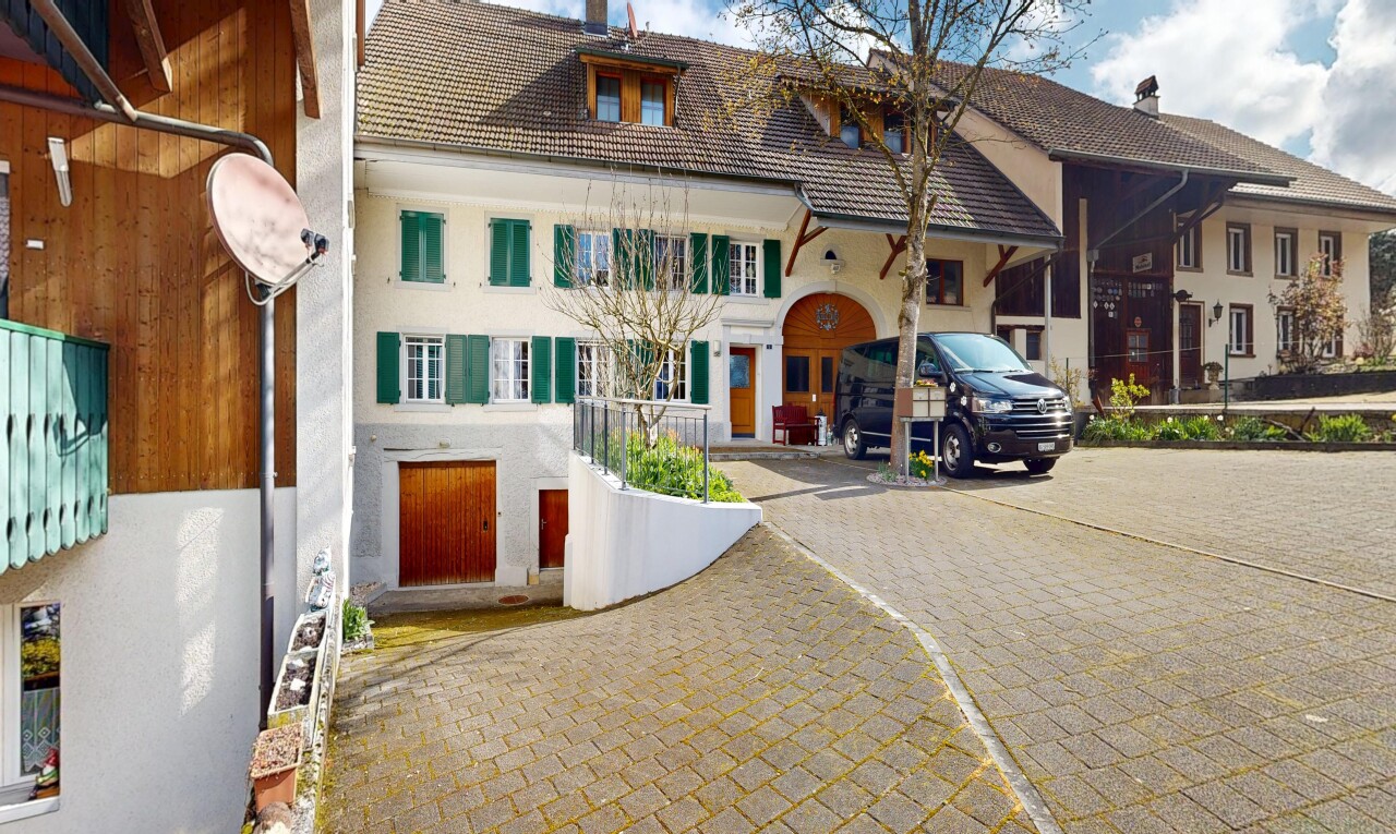 außenansicht mit day time, auffahrt, und stuckverkleidung