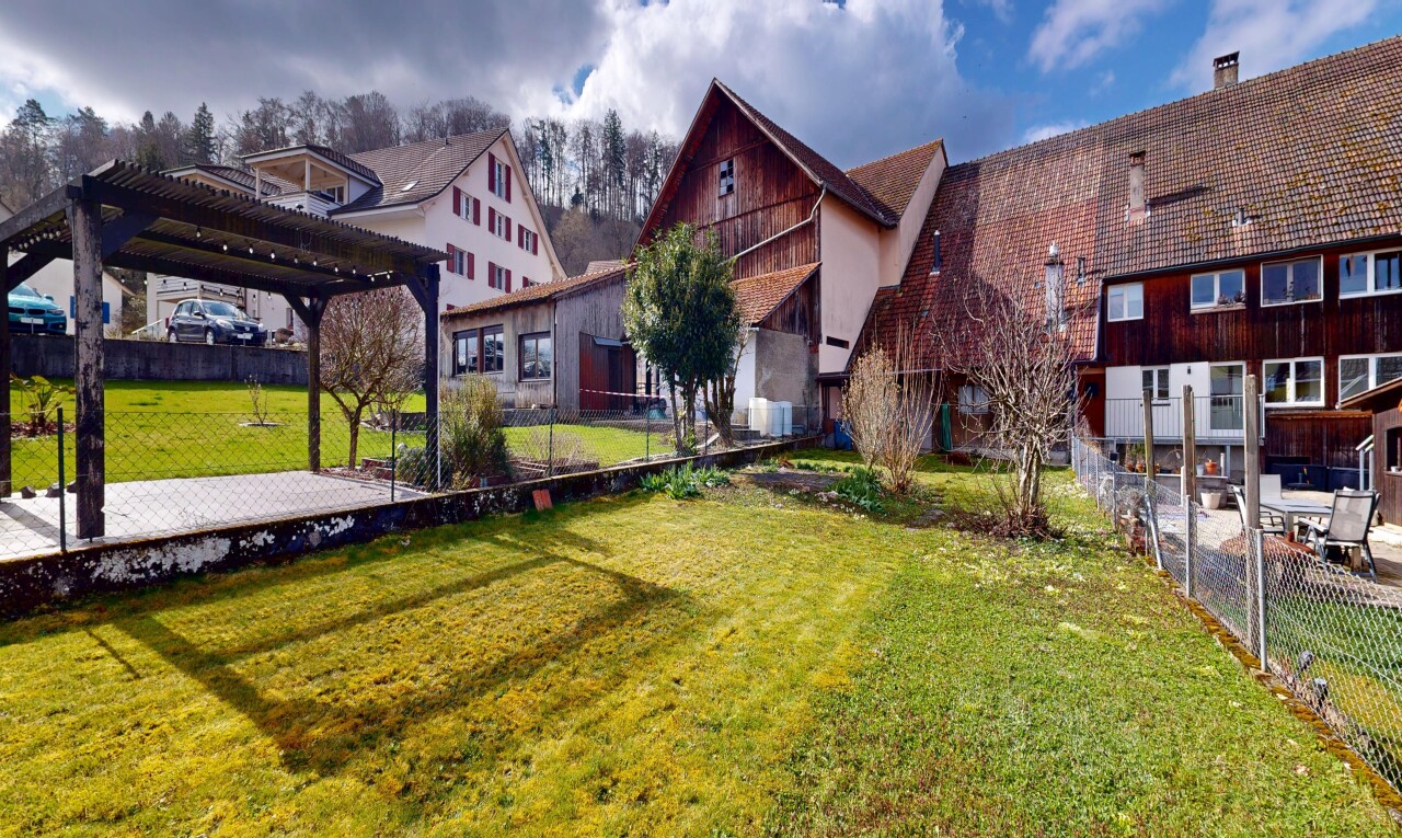 garten mit zaun, rasen, pergola, und day time