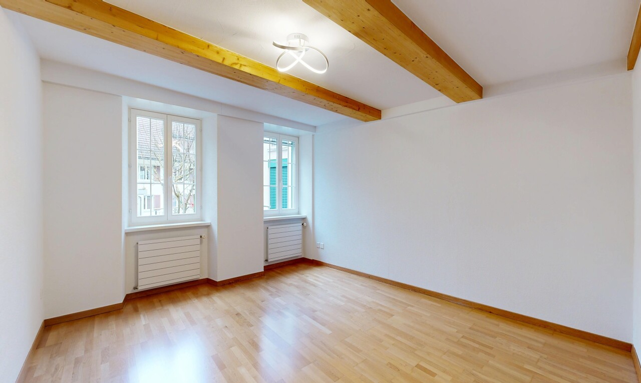 leerer raum mit gipskartonwand, drywall, holzfußboden, wood finish floor, und kühler