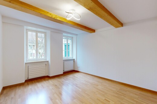 leerer raum mit gipskartonwand, drywall, holzfußboden, wood finish floor, und kühler