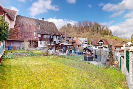 außenansicht mit residential view, wohngebietblick, zaun, day time, und rasen