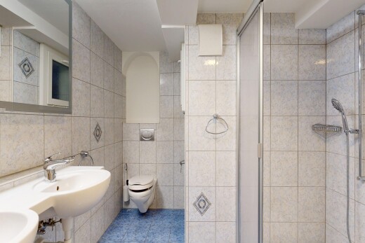bad mit komplettes badezimmer, fliesenwand, tile wall, dusche, und spiegel