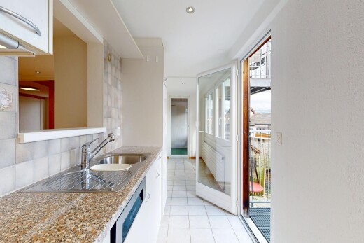 küche mit light floor, light countertops, durchreichefenster, pass through window, und natürliches licht