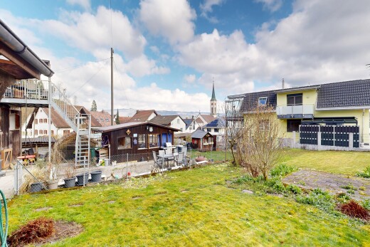 außenansicht mit rasen, day time, residential view, wohngebietblick, und deck