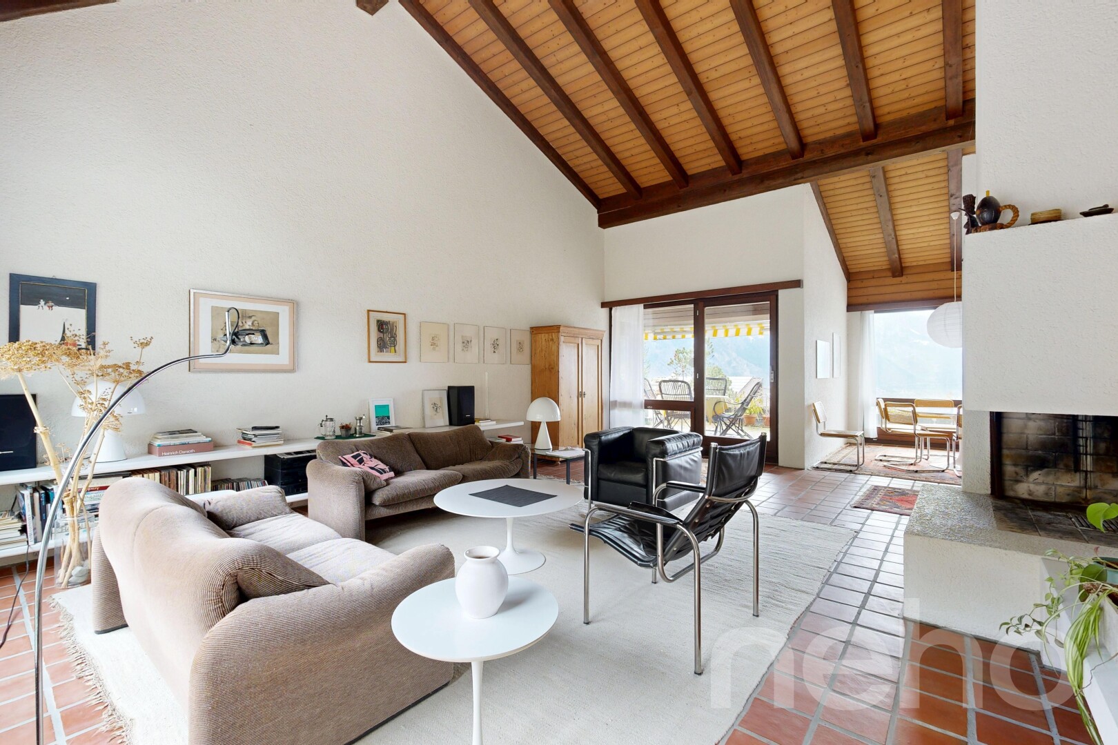 salon avec plafond à poutres, beamed ceiling, plafond haut, high ceiling, et inside property