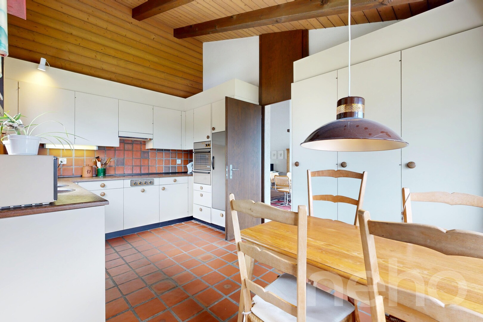 cuisine avec dosseret, backsplash, plans de travail, dark countertops, et plafond voûté