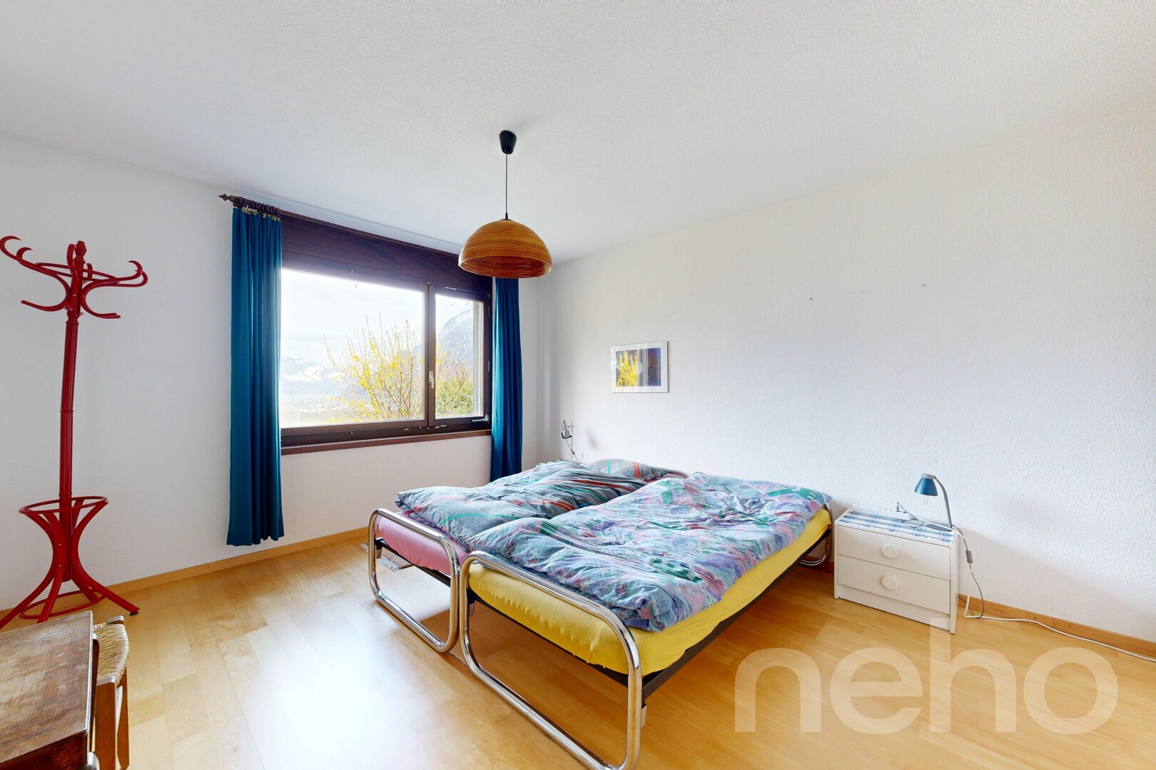 chambre avec wood finish floor, sol en finition bois, natural light, lumière naturelle, et inside property