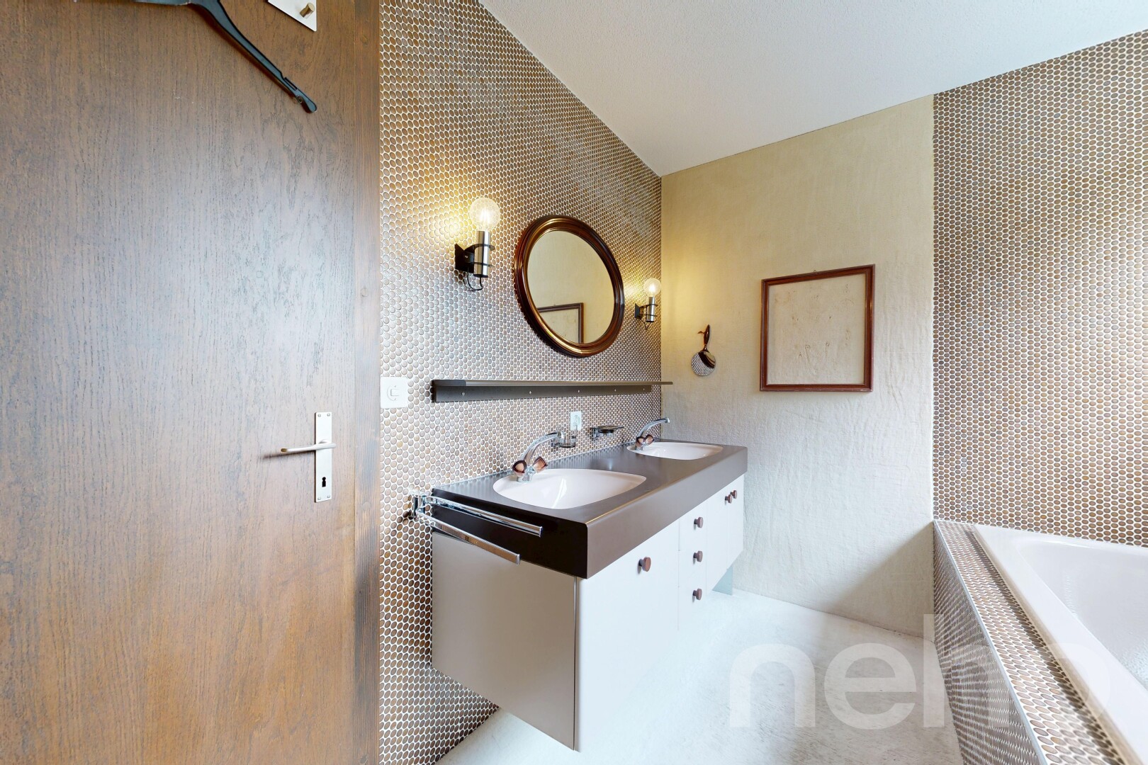 salle de bains avec double vasque, miroir, salle de bain complète, inside property, et bain