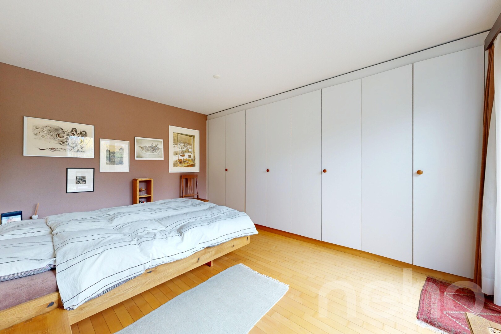 chambre avec inside property, sol en finition bois, wood finish floor, cloison sèche, et drywall