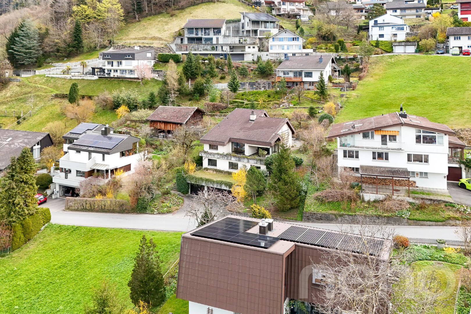façade avec pelouse, panneaux solaires, vue résidentielle, et residential view