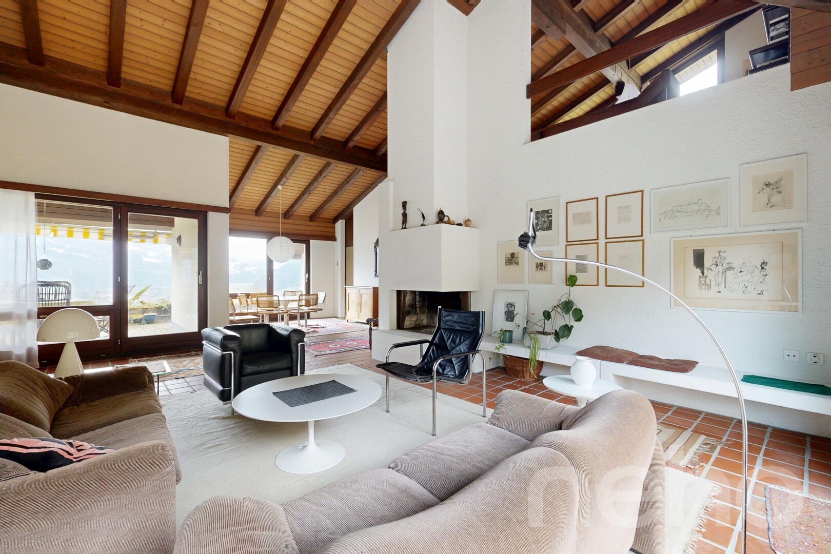salon avec high ceiling, plafond haut, cheminée, inside property, et natural light