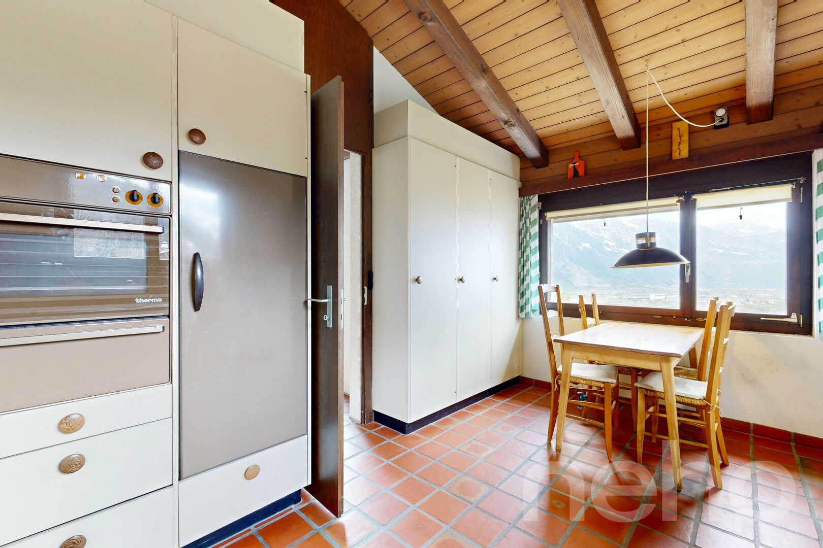 cuisine avec plafond à poutres, beamed ceiling, four, plafond en bois, et wood ceiling